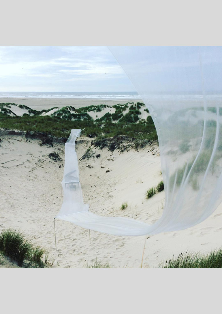 Installation performance Woman in the Dunes, Oerol Festival 2016, Terschelling, the Netherlands｜2016｜©Tomoko Mukaiyama：「ピアニスト」 向井山朋子展　銀座メゾンエルメス フォーラム