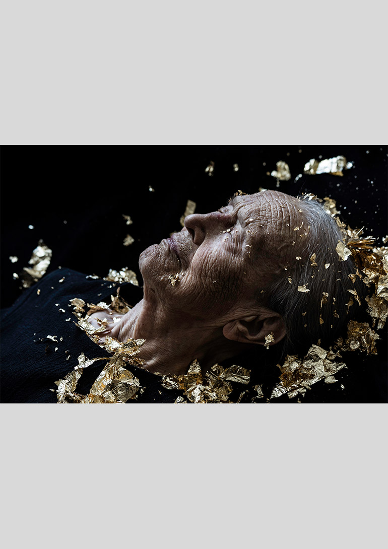 《Helmiriitta》 (2016) Photograph 40 x 60 cm：マリタ・リウリア展「Golden Age」スパイラルガーデン