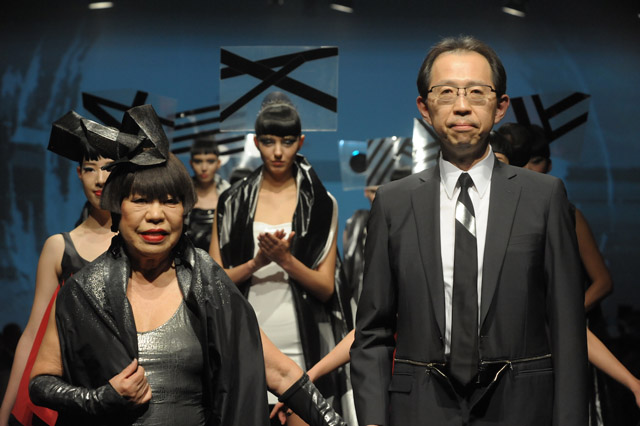 福島から世界へ 12年ぶりにコシノジュンコが織りなす福島の伝統 革新 Fukushima Pride By Junko Koshino が Amazon Fashion Week Tokyo に登場 Artlogue