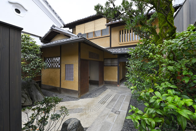 京町家をリノベーションした、住まうように泊まれる宿泊施設「京の温所 西陣別邸」